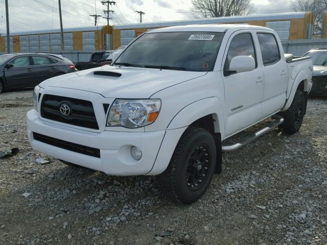 5TELU42N07Z377973 - 2007 TOYOTA TACOMA DOU WHITE photo 2