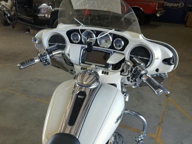 1HD1KRM1XFB646762 - 2015 HARLEY-DAVIDSON FLHXS STRE WHITE photo 9