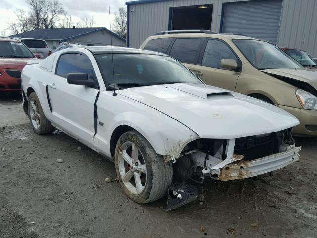 1ZVHT82H755256445 - 2005 FORD MUSTANG GT WHITE photo 1