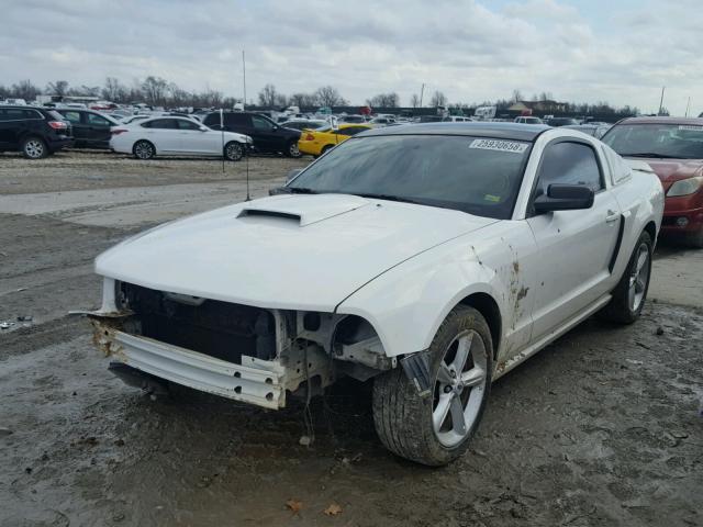 1ZVHT82H755256445 - 2005 FORD MUSTANG GT WHITE photo 2