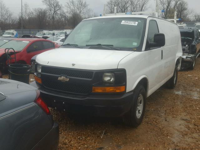 1GCWGFBA7B1179424 - 2011 CHEVROLET EXPRESS G2 WHITE photo 2