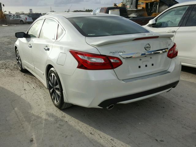 1N4AL3AP5HC131613 - 2017 NISSAN ALTIMA 2.5 WHITE photo 3