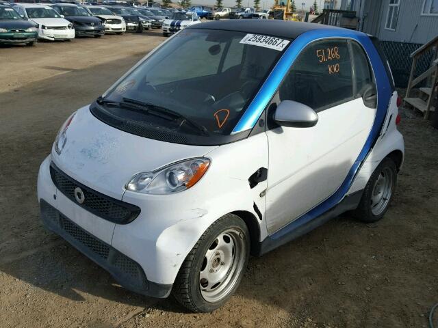 WMEEJ3BA5DK643658 - 2013 SMART FORTWO PUR WHITE photo 2