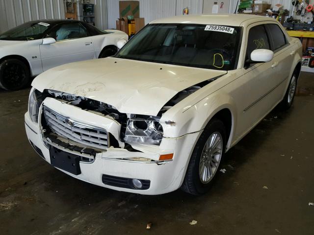 2C3KA53G28H207870 - 2008 CHRYSLER 300 TOURIN WHITE photo 2