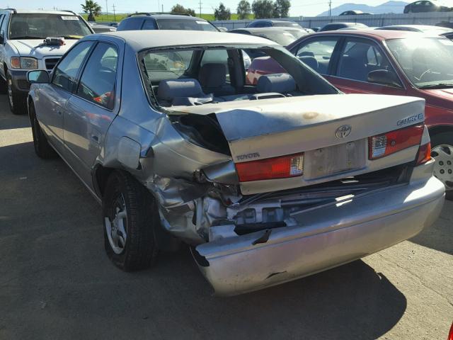 JT2BG22K0Y0527376 - 2000 TOYOTA CAMRY CE SILVER photo 3