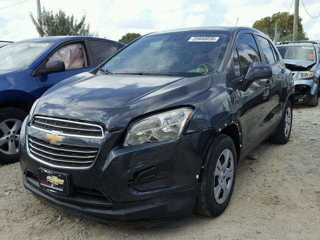 3GNCJKSB8GL136305 - 2016 CHEVROLET TRAX LS GRAY photo 2