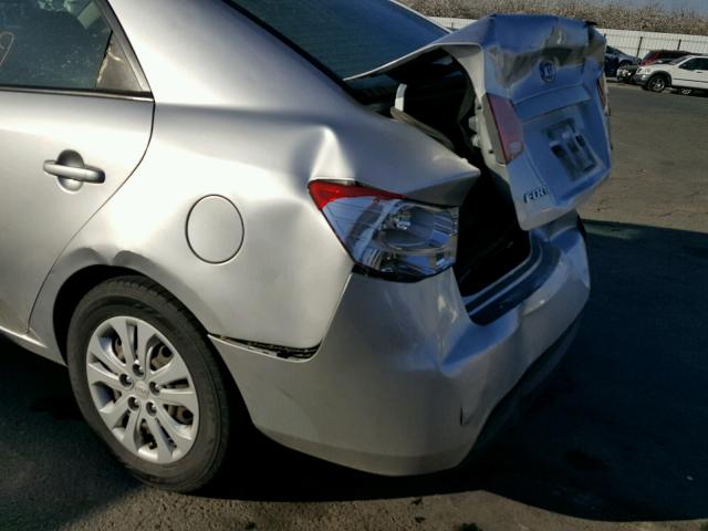 KNAFU4A20D5654802 - 2013 KIA FORTE EX SILVER photo 9