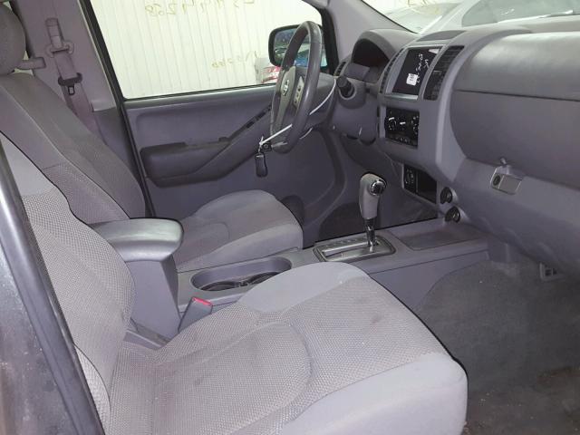 1N6AD07W06C412331 - 2006 NISSAN FRONTIER C SILVER photo 5