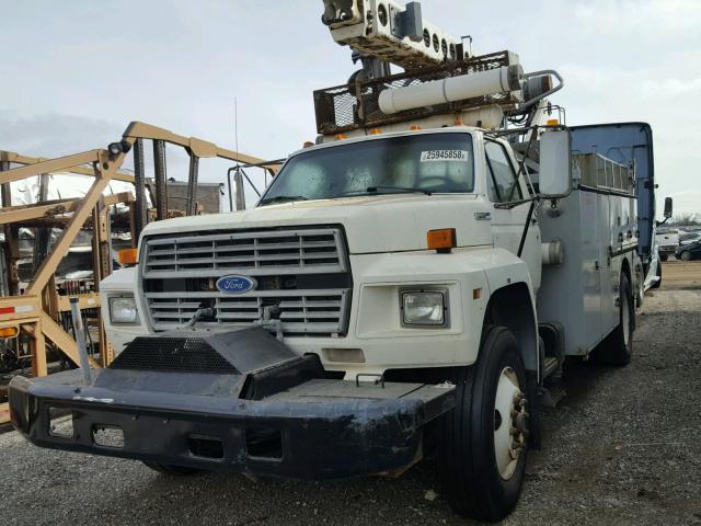 1FDXF80E7SVA17046 - 1995 FORD F800 WHITE photo 2