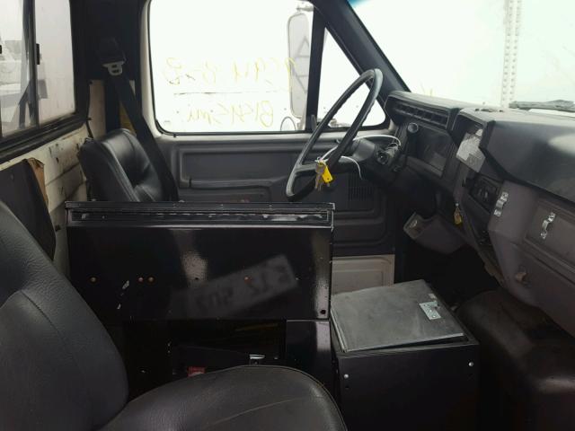 1FDXF80E7SVA17046 - 1995 FORD F800 WHITE photo 5