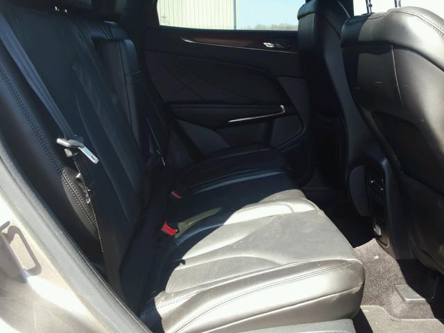 5LMCJ2C98HUL21863 - 2017 LINCOLN MKC SELECT ნაცრისფერი ფოტო 6