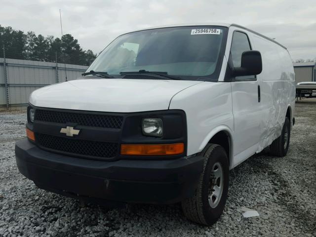 1GCHG35VX71121790 - 2007 CHEVROLET EXPRESS G3 WHITE photo 2