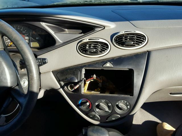 1FAFP34392W145166 - 2002 FORD FOCUS SE SILVER photo 10