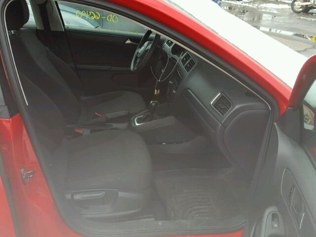 3VW2K7AJ1DM383384 - 2013 VOLKSWAGEN JETTA BASE წითელი ფოტო 5