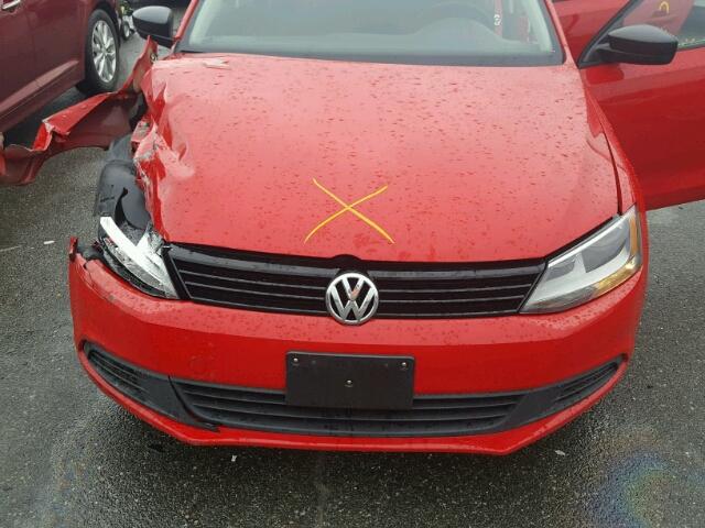 3VW2K7AJ1DM383384 - 2013 VOLKSWAGEN JETTA BASE წითელი ფოტო 7