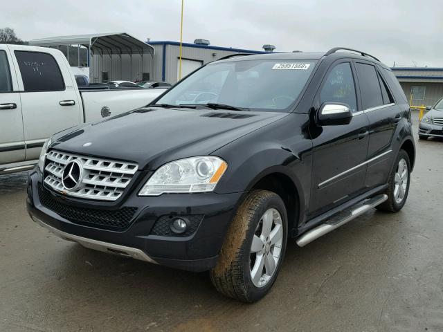 4JGBB8GB9AA574113 - 2010 MERCEDES-BENZ ML 350 4MA BLACK photo 2