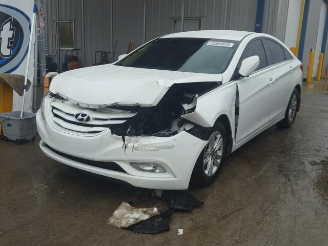 5NPEB4AC2DH717315 - 2013 HYUNDAI SONATA GLS WHITE photo 2