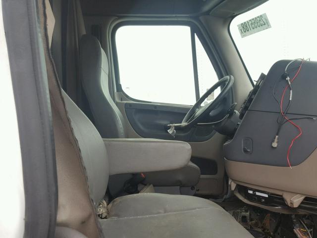 1FUJGLDR7ASAV2558 - 2010 FREIGHTLINER CASCADIA 1 WHITE photo 5