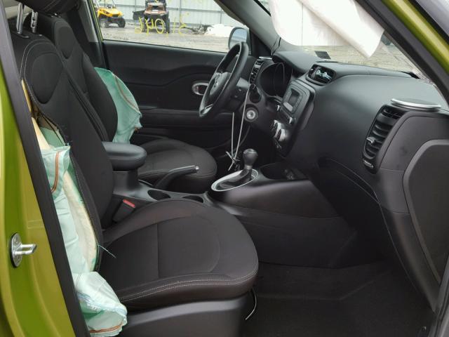 KNDJN2A21G7828903 - 2016 KIA SOUL GREEN photo 5