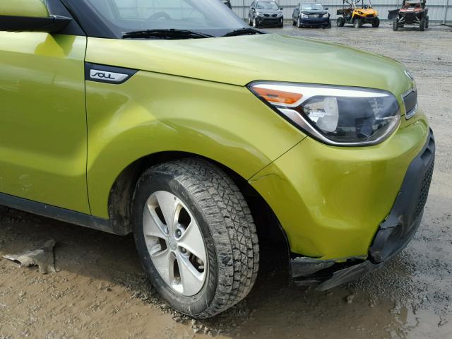 KNDJN2A21G7828903 - 2016 KIA SOUL GREEN photo 9