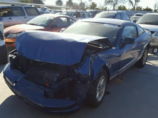 1ZVFT80N765220143 - 2006 FORD MUSTANG BLUE photo 2