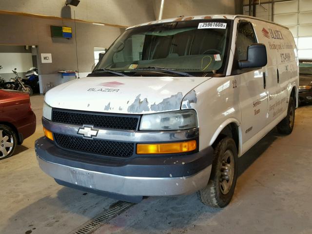 1GCGG25V041178355 - 2004 CHEVROLET EXPRESS G2 WHITE photo 2