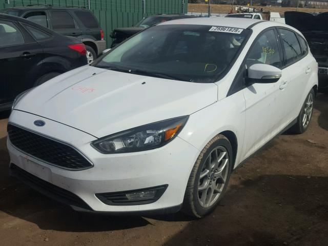 1FADP3K24FL255762 - 2015 FORD FOCUS SE WHITE photo 2