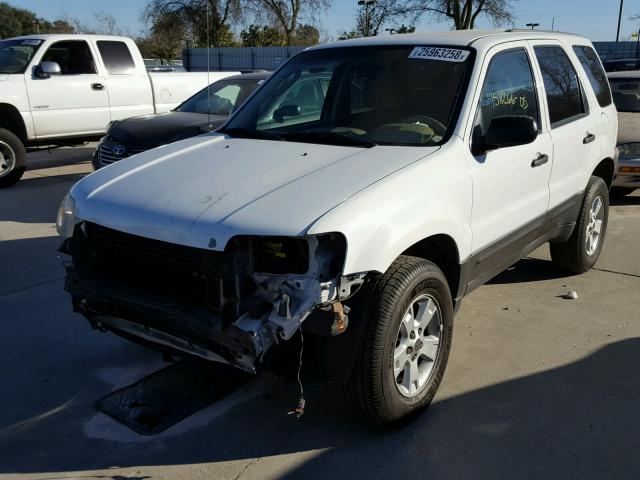 1FMYU03125KA89623 - 2005 FORD ESCAPE XLT WHITE photo 2