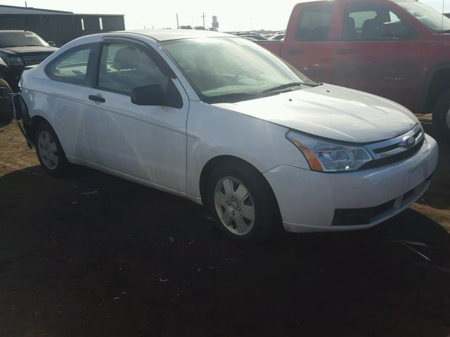 1FAHP32N08W111624 - 2008 FORD FOCUS S/SE WHITE photo 1