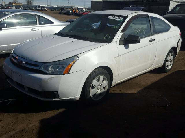 1FAHP32N08W111624 - 2008 FORD FOCUS S/SE WHITE photo 2