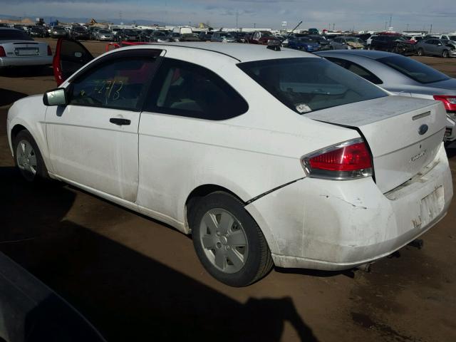 1FAHP32N08W111624 - 2008 FORD FOCUS S/SE WHITE photo 3