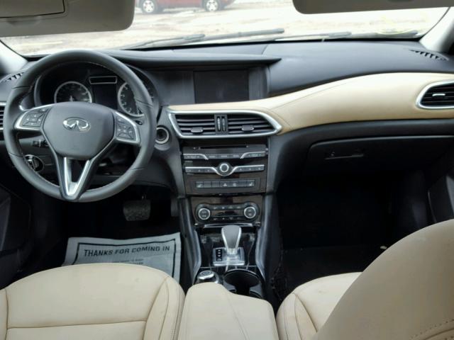 SJKCH5CPXJA046861 - 2018 INFINITI QX30 BASE GRAY photo 9