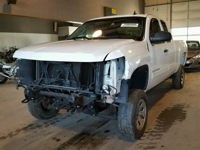 1GCRKSEA4DZ274060 - 2013 CHEVROLET SILVERADO WHITE photo 2