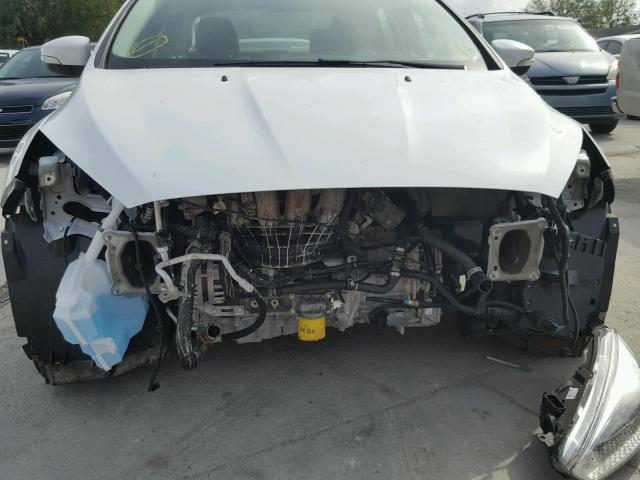 1FADP3F28GL385846 - 2016 FORD FOCUS SE WHITE photo 9