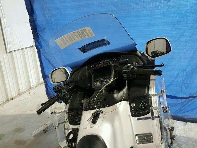 1HFSC47H08A700020 - 2008 HONDA GL1800 WHITE photo 5