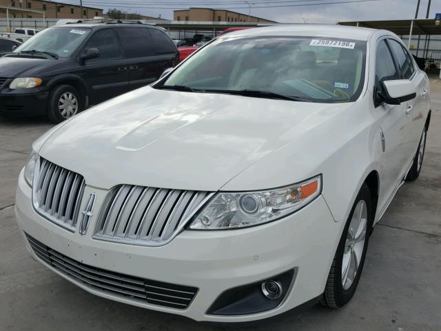 1LNHL9DR8AG603094 - 2010 LINCOLN MKS WHITE photo 2