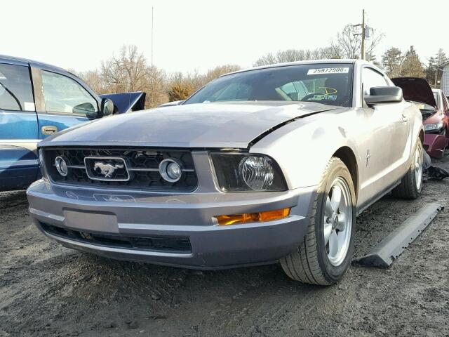 1ZVFT80N675225576 - 2007 FORD MUSTANG GRAY photo 2