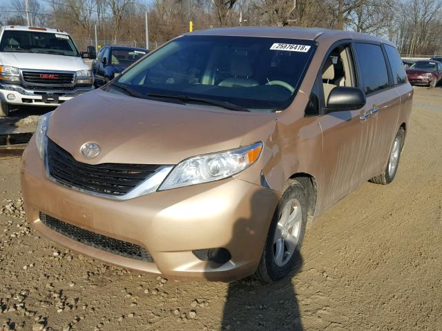 5TDZK3DC6DS289265 - 2013 TOYOTA SIENNA BAS GOLD photo 2