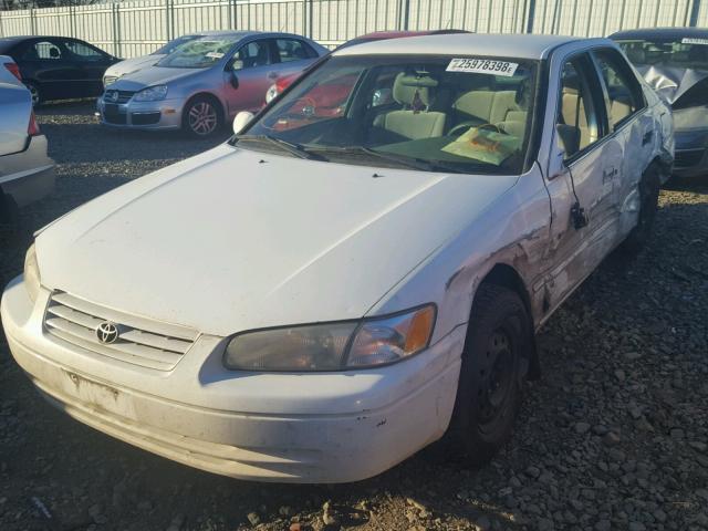 JT2BG22K4W0151603 - 1998 TOYOTA CAMRY CE WHITE photo 2