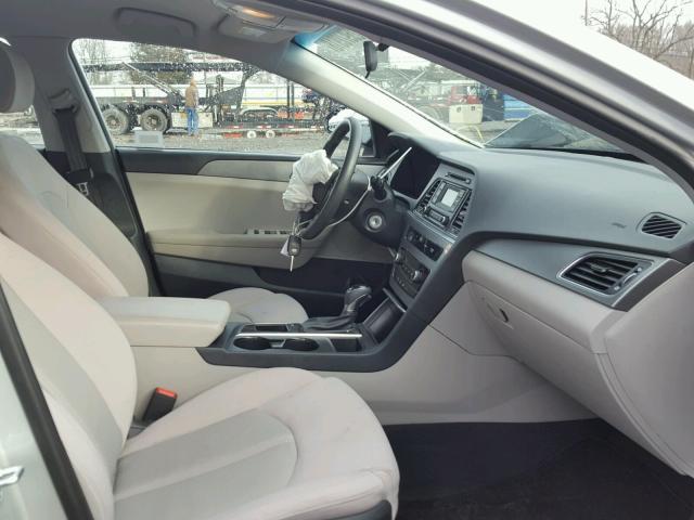 5NPE24AF8HH454425 - 2017 HYUNDAI SONATA SE SILVER photo 5