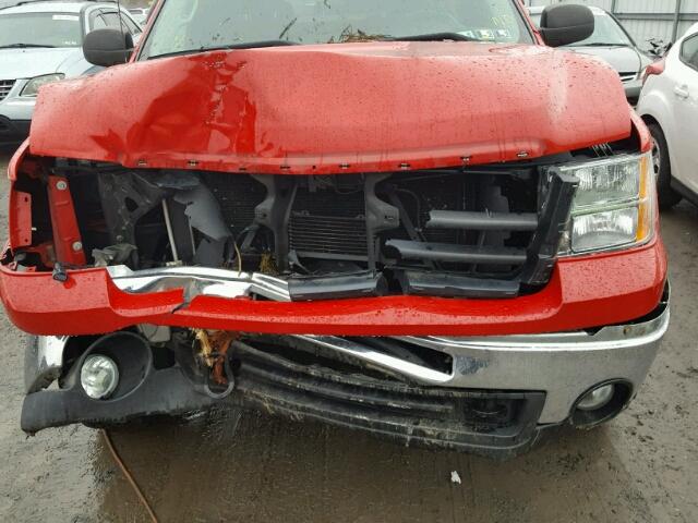 1GTR2VE3XBZ202263 - 2011 GMC SIERRA K15 RED photo 9