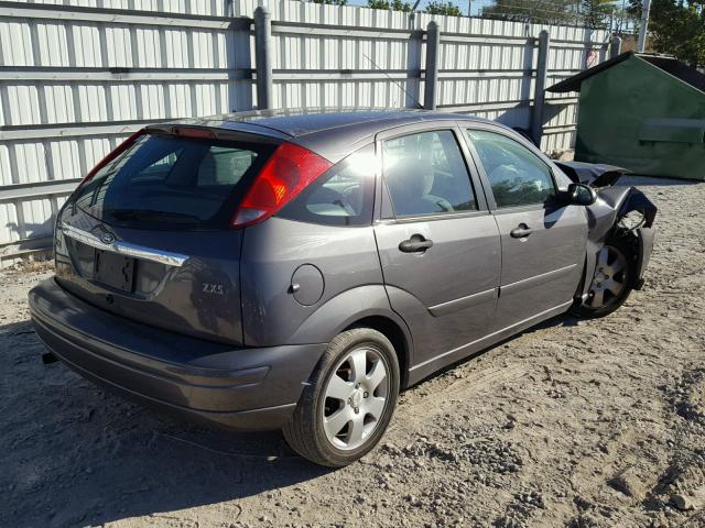 3FAFP37392R220026 - 2002 FORD FOCUS ZX5 SILVER photo 4