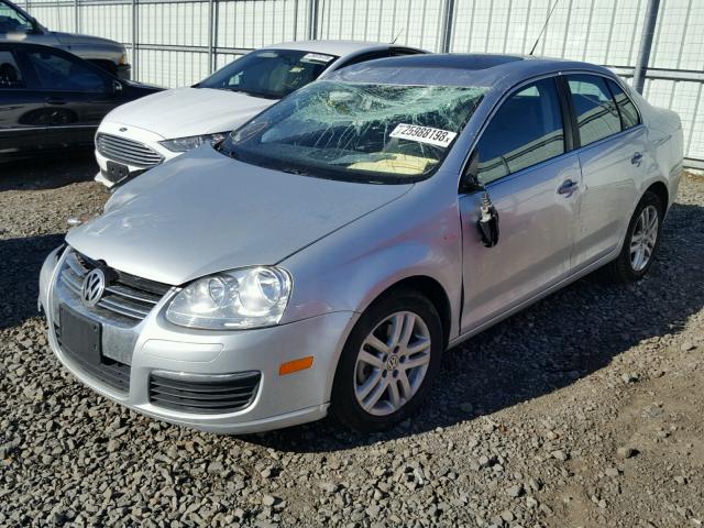 3VWEF71K57M188046 - 2007 VOLKSWAGEN JETTA WOLF SILVER photo 2