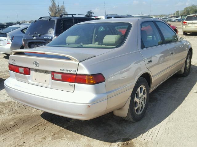 4T1BF28K5WU072219 - 1998 TOYOTA CAMRY CE GOLD photo 4