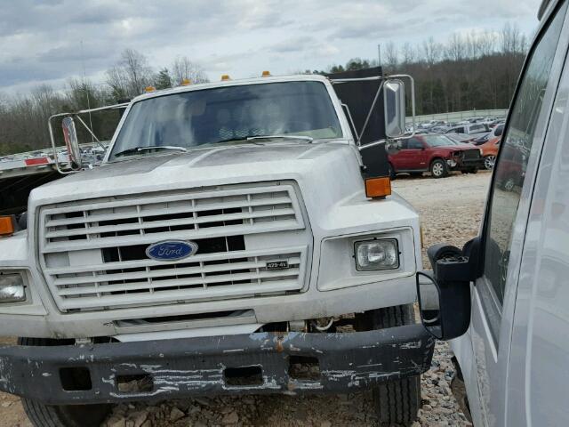 1FDNF70K6KVA05753 - 1989 FORD F700 WHITE photo 2