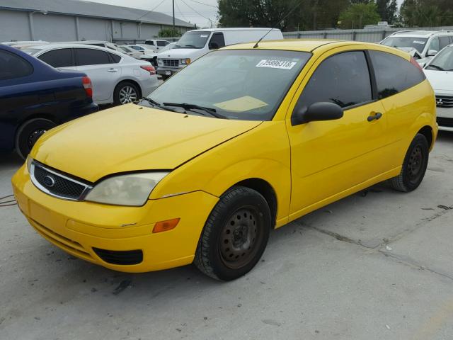 1FAFP31N46W245154 - 2006 FORD FOCUS ZX3 YELLOW photo 2