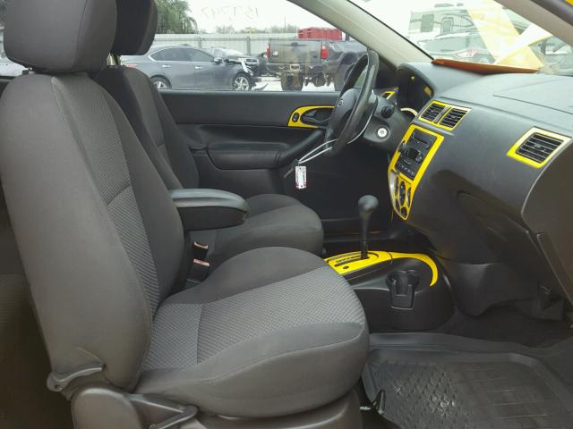 1FAFP31N46W245154 - 2006 FORD FOCUS ZX3 YELLOW photo 5