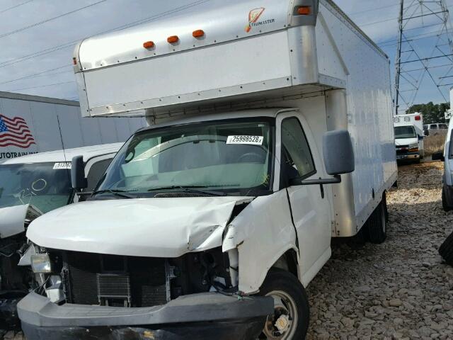 1GBJG31K991174081 - 2009 CHEVROLET EXPRESS G3 WHITE photo 2