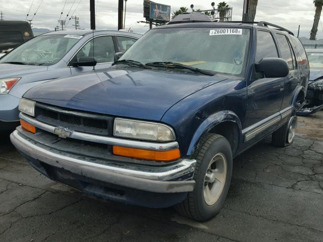 1GNCS13W2Y2175533 - 2000 CHEVROLET BLAZER BLUE photo 2