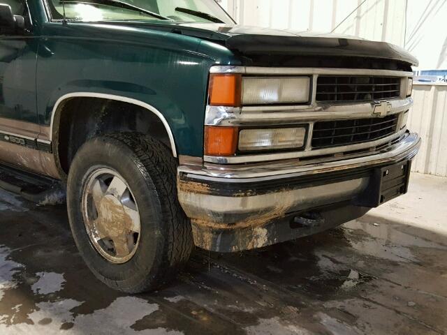 1GNFK16R2WJ356301 - 1998 CHEVROLET SUBURBAN K GREEN photo 9